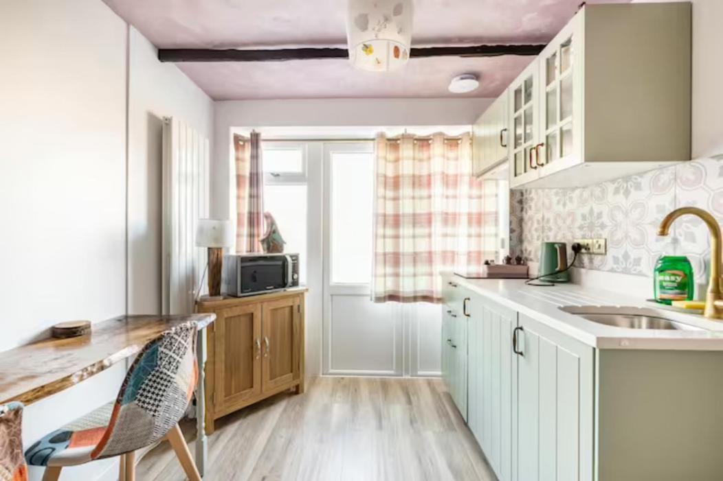 Bedroom With Kitchenette, Private Bathroom And Parking Cardiff Zewnętrze zdjęcie