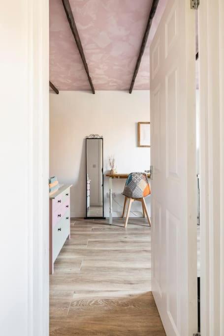 Bedroom With Kitchenette, Private Bathroom And Parking Cardiff Zewnętrze zdjęcie