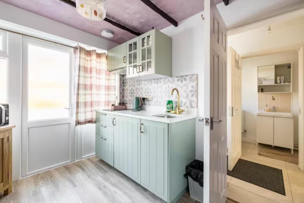 Bedroom With Kitchenette, Private Bathroom And Parking Cardiff Zewnętrze zdjęcie