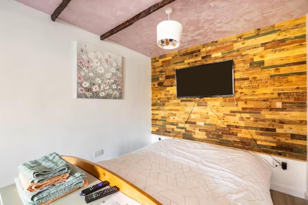 Bedroom With Kitchenette, Private Bathroom And Parking Cardiff Zewnętrze zdjęcie