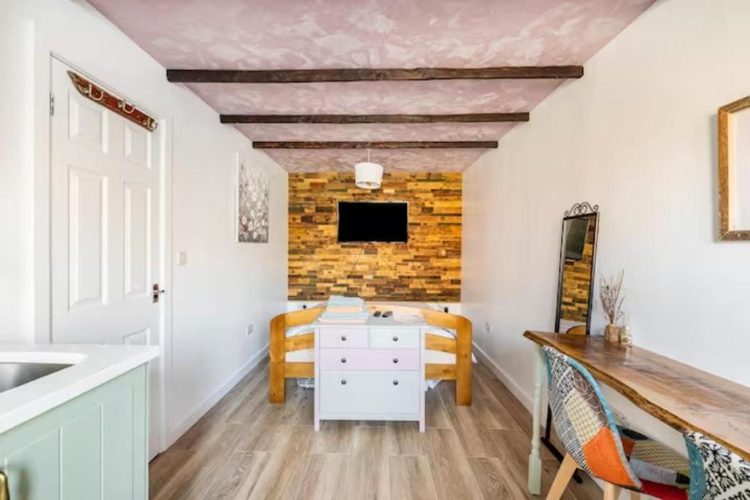 Bedroom With Kitchenette, Private Bathroom And Parking Cardiff Zewnętrze zdjęcie